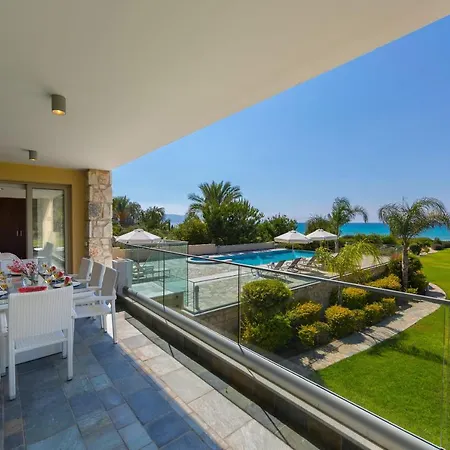 Harmonia Beachfront Vilă